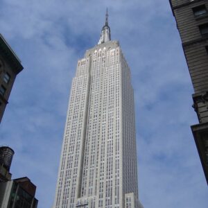 Engineering News Record (ENR), "Empire State Building Starts $500M Energy Retrofit" başlıklı makalesinde, bu yenileme projesinin faydalarını şu şekilde açıklamaktadır: Programın, Fifth Avenue ile West 34th Street’in kesişiminde yer alan 102 katlı binada enerji tüketimini %38’e kadar azaltması bekleniyor ve dünya genelindeki benzer projeler için uygulanabilir bir model sunması amaçlanıyor. Çalışmalar başlamış durumda ve bina sistemlerine yönelik yenileme çalışmalarının 2010 yıl sonuna kadar tamamlanması planlanıyor. Empire State Building Company bina sahibi temsilcisi Anthony Malkin şu açıklamada bulundu: "New York City’de toplam karbon ayak izinin %70’inden fazlasını oluşturan ticari ve konut binaları, dünya genelindeki şehirlerin karbon salınımında büyük pay sahibidir. Şubat 2008’den itibaren, Empire State Binası enerji tüketimini ve çevresel etkilerini azaltacak tekrarlanabilir bir süreç oluşturmak için bir test platformu olarak kullanılmaktadır." Malkin ayrıca şunları ekledi: "Çoğu yeni bina çevre dostu olarak inşa ediliyor, ancak gerçek ilerleme, mevcut binaların enerji tüketimini ve karbon ayak izini azaltmaktan geçiyor." Dünyanın en tanınmış yapılarından biri olan Empire State Binası, tasarımcı veya danışmanların bina cephesinin bütünlüğünü sağlamak için Emseal’s Backerseal'i talep ederek vizyonlarını ortaya koyduğu birçok yapı arasında yer alıyor. ¹”Empire State Building Starts $500M Energy Retrofit”, 7 Nisan 2009.